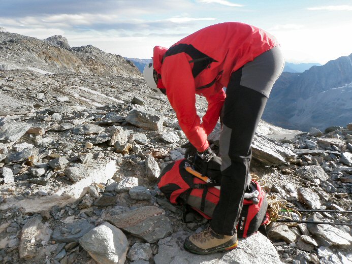 Arete du Soleil (55).jpg - On se dsquipe enfin en bas du glacier
